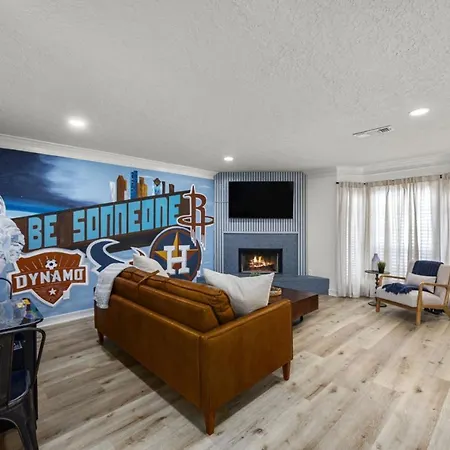 Villa Montrose Hideaway Walkable Houston Art Retro Games